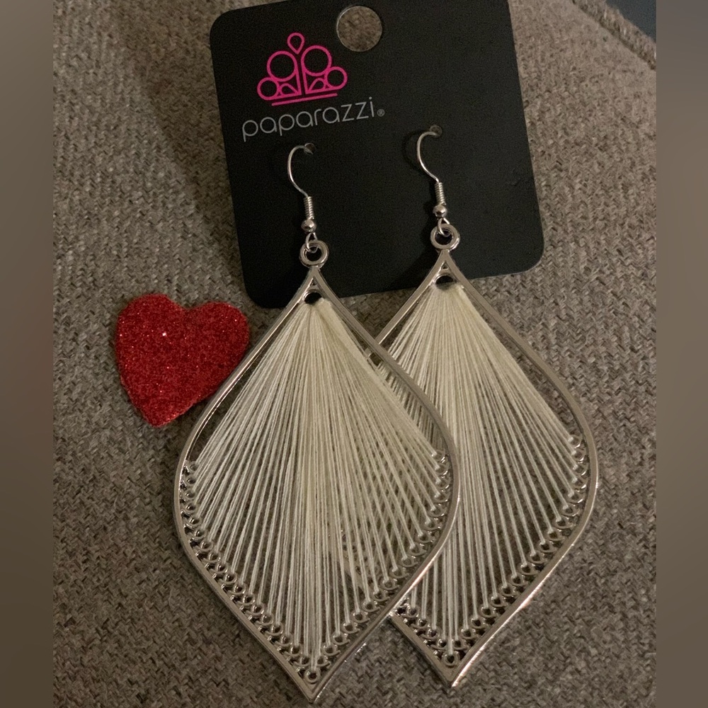 Paparazzi aretes largos con hilo blanco y color rosa